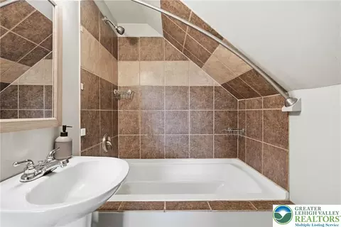 Bath - 408 Maple Rd, Hellertown, PA 18055 photo 4 of 6