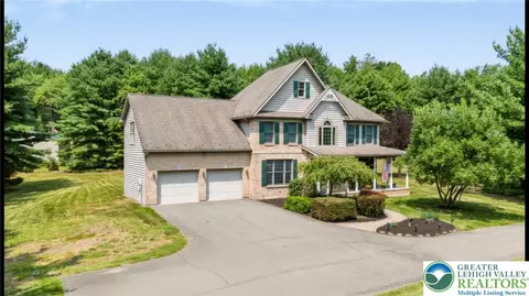 910 La Montage Dr, Palmerton, PA 18071