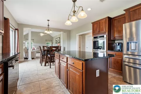 Kitchen - 245 E Dell Rd, Bath, PA 18014 photo 4 of 9