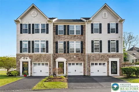 1632 Oakridge Ln, Hellertown, PA 18055