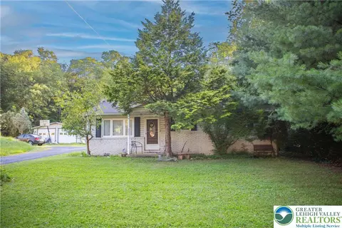 8657 S Loop Rd, Slatington, PA 18080