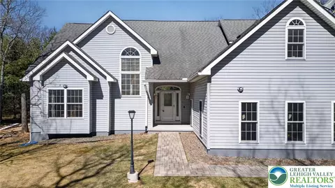 162 Oak Ridge Dr, Milford, PA 18337