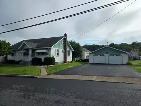 4361 Spruce St, Egypt, PA 18052