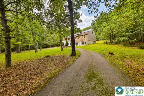 2153 Meadow Lake Rd, Saylorsburg, PA 18353
