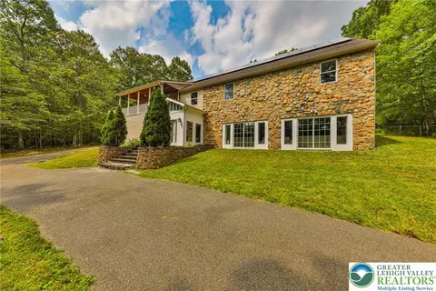 2153 Meadowlake Rd, Saylorsburg, PA 18353