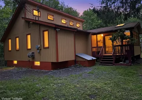 180 Delbert Dr, Covington Twp, PA 18424