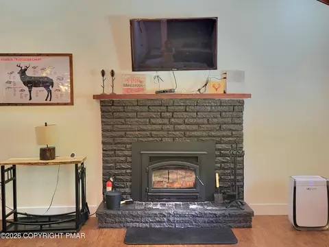 Living - 8 Wolf Way, White Haven, PA 18661 photo 2 of 5