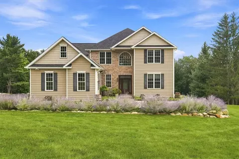 724 Silver Fox Ln, Stroudsburg, PA 18360