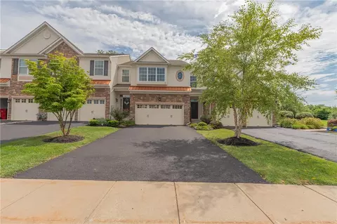 4480 Lenni Cir, Emmaus, PA 18049