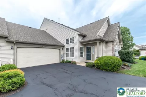 2869 Donegal Dr, Macungie, PA 18062