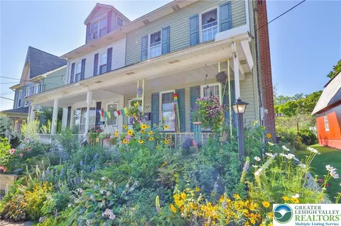 12 E North St, Nazareth, PA 18064