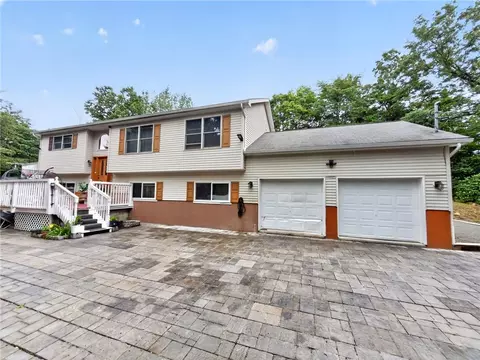 1326 Hilltop Dr, Long Pond, PA 18334