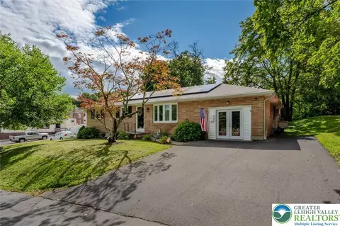 402 Maple St, Roseto, PA 18013