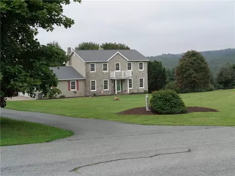5530 Gomez Ln, Slatington, PA 18080