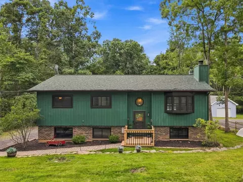 12416 Mountain Laurel Dr, East Stroudsburg, PA 18302