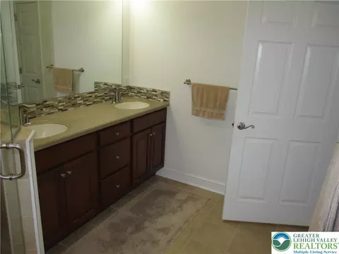 Bath - 1001 Honor Dr, Bethlehem, PA 18017 photo 3 of 5