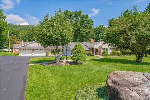 3683 Oakhurst Dr, Center Valley, PA 18034