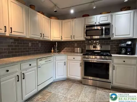 Kitchen - 1908 Pine Ct, Hellertown, PA 18055 photo 1 of 2