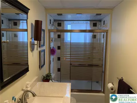 Bath - 324 E Laurel St, Bethlehem, PA 18018 photo 3 of 4