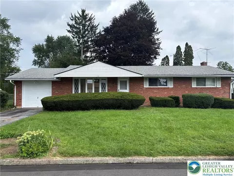 7394 Hillcrest Dr, Macungie, PA 18062