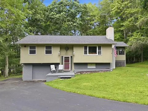103 Water View Dr, Hawley, PA 18428