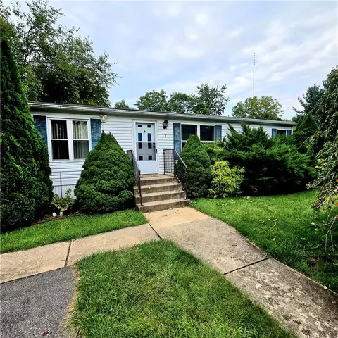 3 Canterbury Ct, Easton, PA 18040
