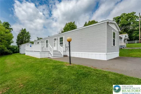2 Chestnut Ridge Cir, Kunkletown, PA 18058