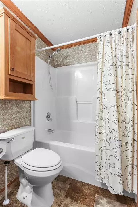Bath - 2 Woodview Ct, Bath, PA 18014 photo 3 of 3