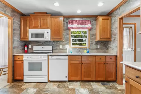 Kitchen - 2 Woodview Ct, Bath, PA 18014 photo 2 of 2