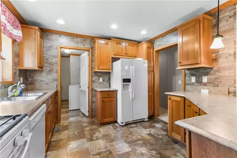 Kitchen - 2 Woodview Ct, Bath, PA 18014 photo 1 of 2