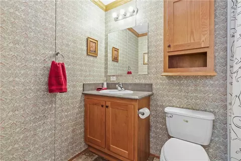 Bath - 2 Woodview Ct, Bath, PA 18014 photo 2 of 3