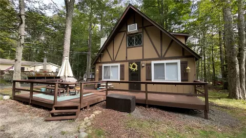 136 Tomhickon Trl, Pocono Lake, PA 18347
