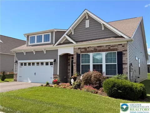 7951 Schaefer Crst, Breinigsville, PA 18031