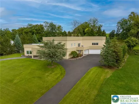 2224 Meadow Brook Dr, Schnecksville, PA 18078