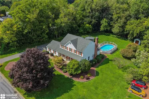 204 Fence Row Dr, Nazareth, PA 18064