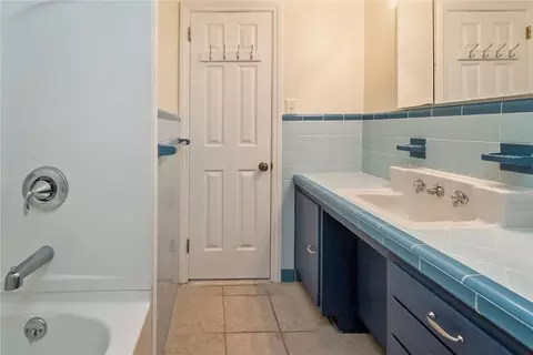 Bath - 205 Bridle Path Rd, Bethlehem, PA 18017 photo 3 of 3