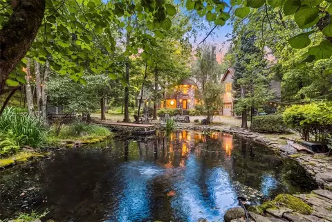 131 Ski Haven Dr, Cresco, PA 18326