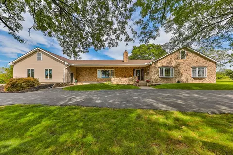 295 Crown View Ave, Stockertown, PA 18083