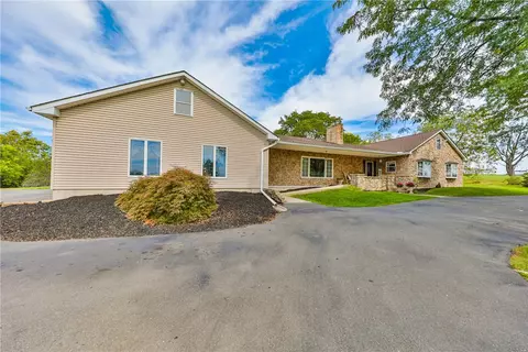 295 Crown View Ave, Stockertown, PA 18083