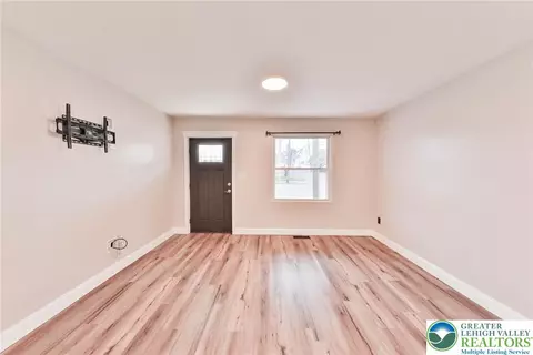 Living - 446 Maple St, Bethlehem, PA 18018 photo 2 of 7
