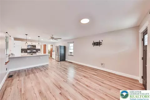 Living - 446 Maple St, Bethlehem, PA 18018 photo 6 of 7