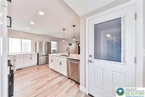 Entry Way - 446 Maple St, Bethlehem, PA 18018 photo 1 of 3
