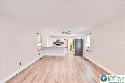 Living - 446 Maple St, Bethlehem, PA 18018 photo 5 of 7