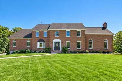1556 Farmersville Rd, Bethlehem, PA 18020