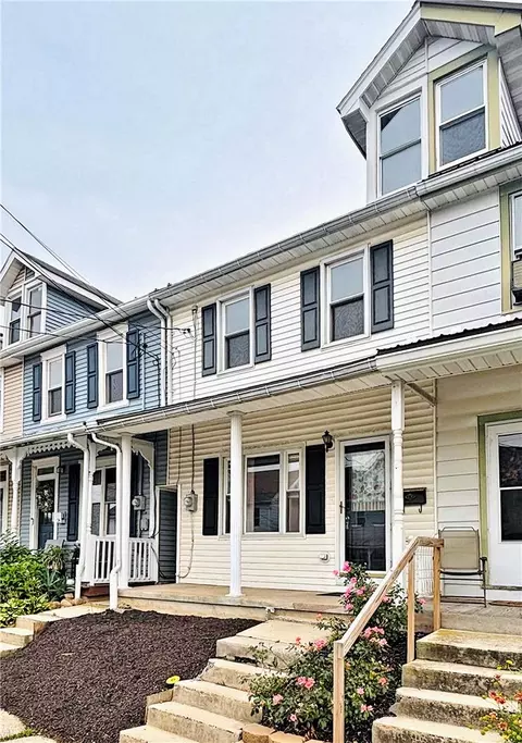 28 W Smith St, Topton, PA 19562