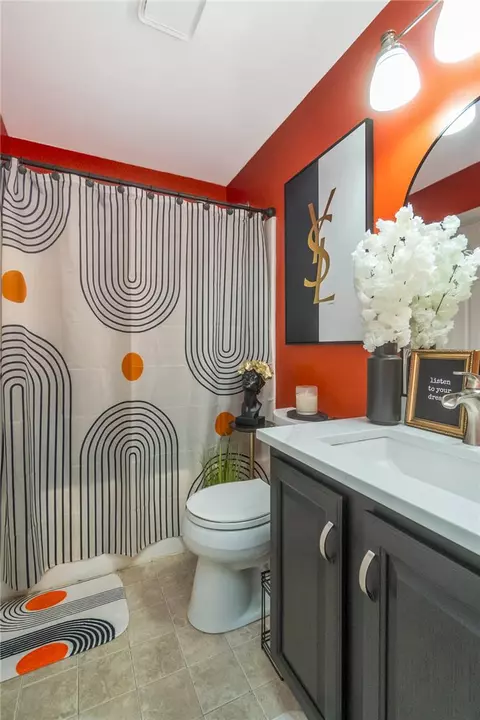 Bath - 102 Ackerman St, Hellertown, PA 18055 photo 4 of 4