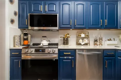 Kitchen - 102 Ackerman St, Hellertown, PA 18055 photo 4 of 4