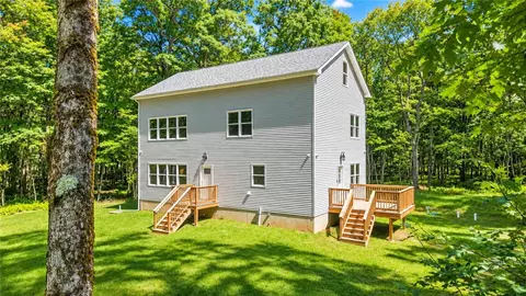 115 Deer Path Ln, Pocono Summit, PA 18346