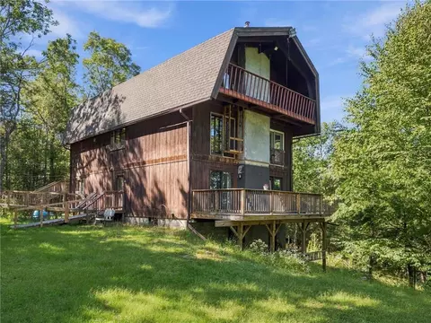 1221 Alpine Dr, East Stroudsburg, PA 18302