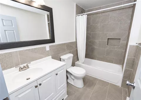 Bath - 413 Buchanan St, Bethlehem, PA 18015 photo 2 of 4